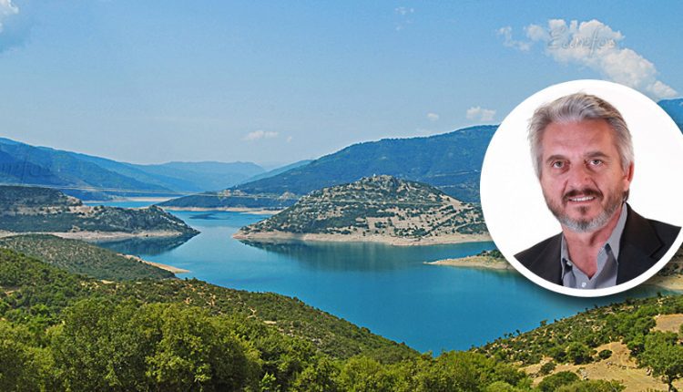 ΚΑΠΕΝΤΖΩΝΗΣ με φόντο τη λίμνη